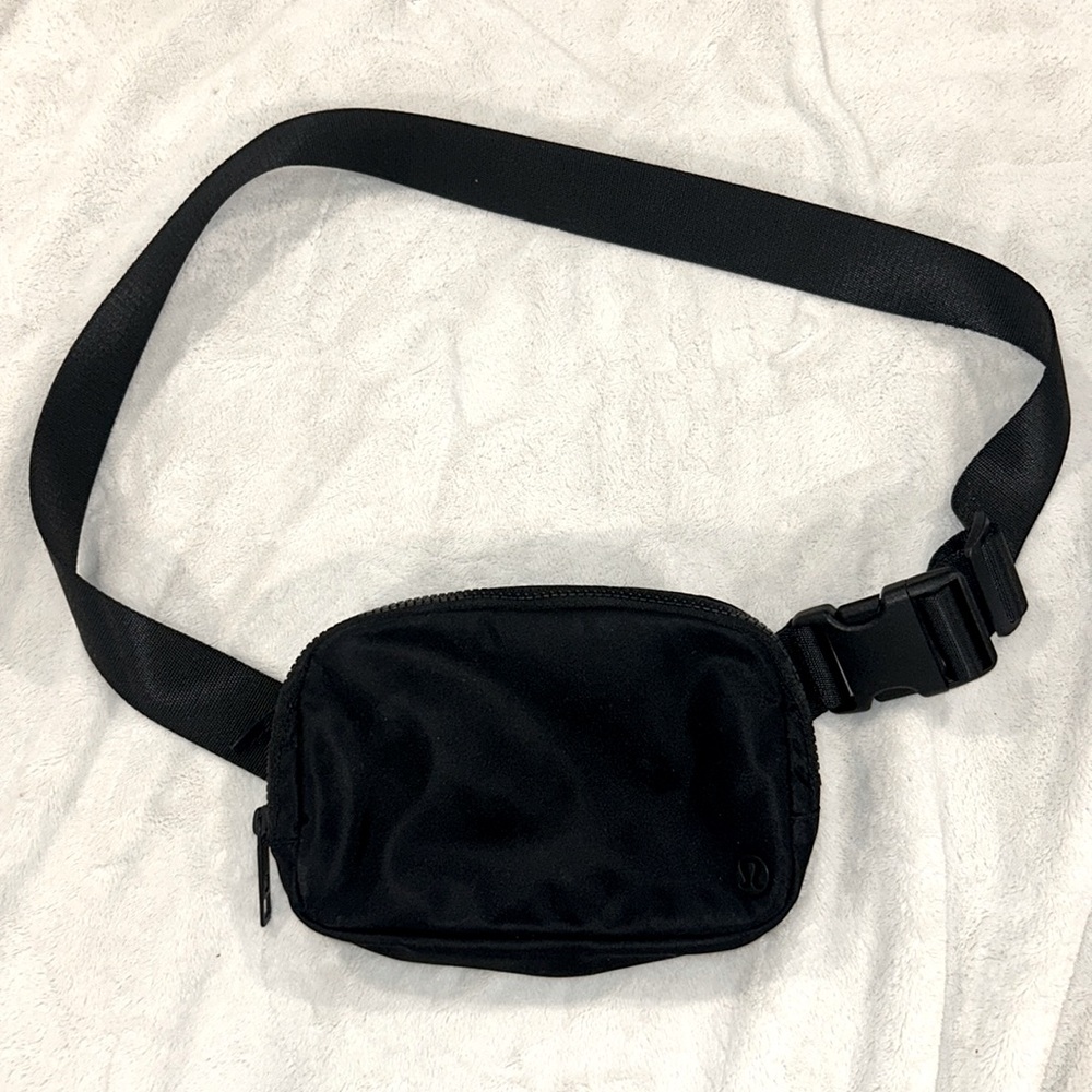 Lululemon Everywhere Belt Bag - Black